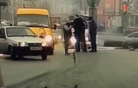 Пассажиры маршрутки разняли дерущихся мужчин в Пятигорске. Видео
